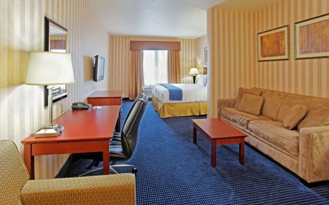 Holiday Inn Express & Suites Lathrop