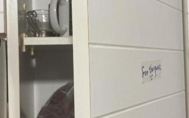 Cheerful Room, Sharing kitchen in a Cosy Family Art House, Ideal for one person or couple