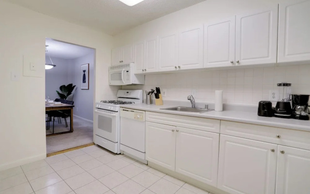 Modern Apt Near Airport & Metro