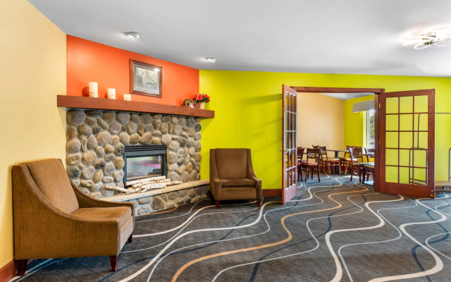 Econo Lodge Inn & Suites