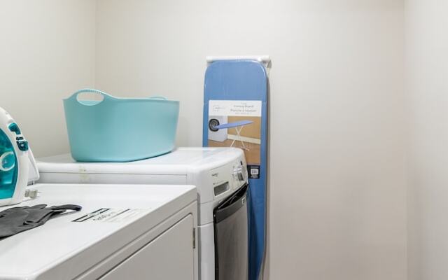 GLOBALSTAY. Modern Family Basement in Mississauga