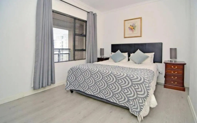 Great 2 bedroom, serviced apartment, views, pool!