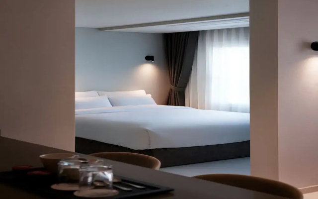The Connoisseur Residence Hotel