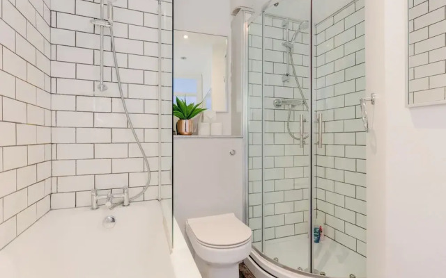 Bright 2 Bedroom Flat in Lambeth With Balcony