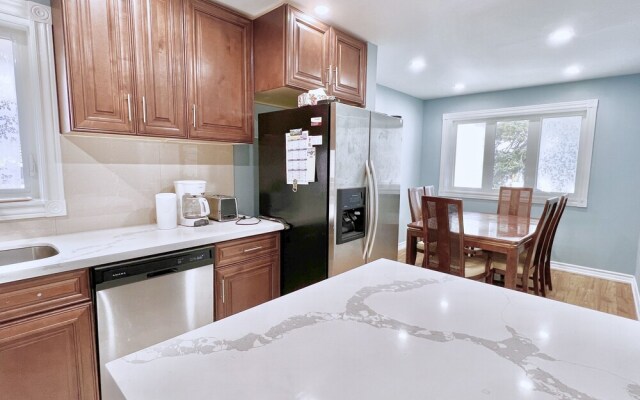Renovated Rooms 10-min to Finch Subway Near Yonge St