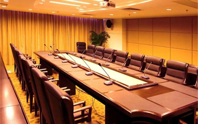 Skyline Plaza Hotel