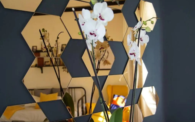 Inspiring 3Bed Unit with Sunny Balcony & Fireplace