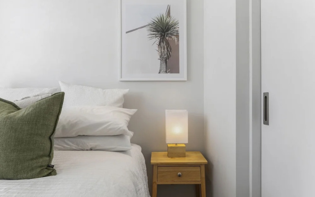 Luxury Living on Waterfront with Large Sunny Deck by Urban Butler – Guest Rooms – Auckland