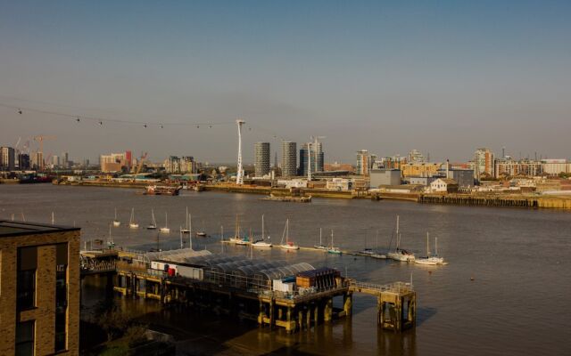 Stunning 2 Bed Home + Balcony Overlooking Thames