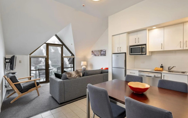 Lantern 1 Bedroom Balcony with Panoramic Mountain View