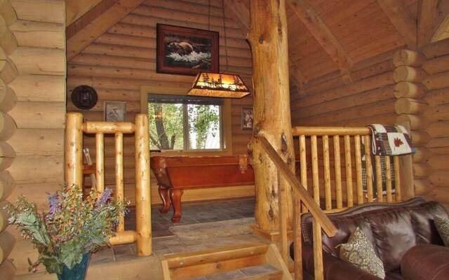 080 - Moonshadows Log Cabin