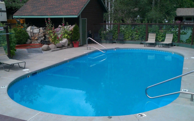 Twin Peaks Lodge & Hot Springs