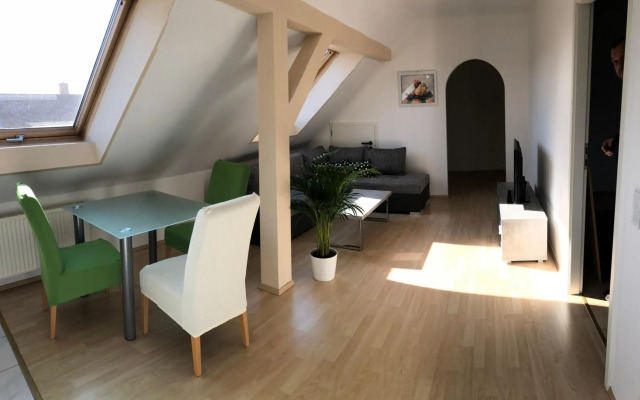 Kuschelige Dachgeschosswohnung am Clarapark