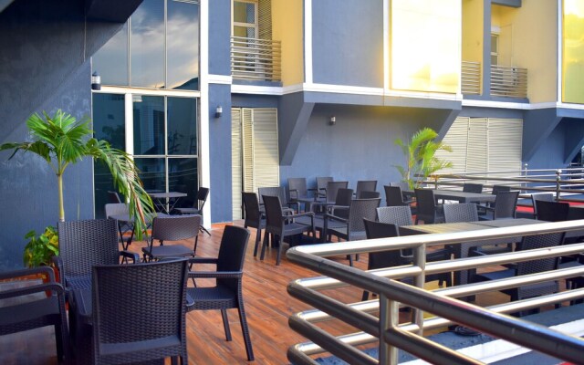 Davis Hotel & Suites
