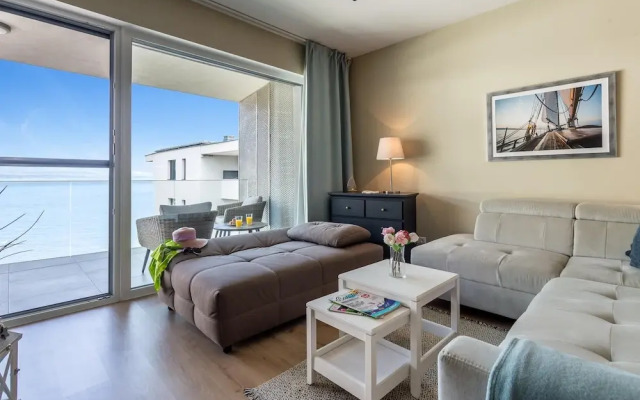 Lakefront Elegant Condo Lela