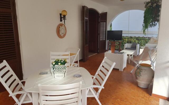 Villa del Golfo Urio with swimming pool shared by the two apartments