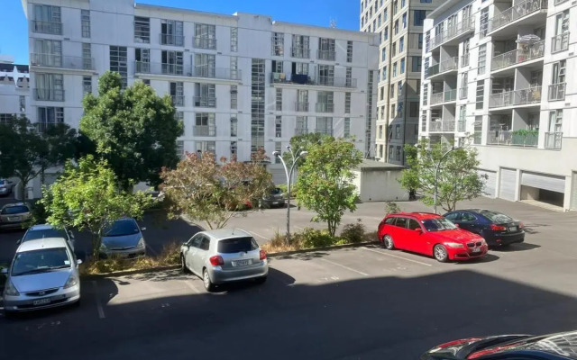 2 Bedroom Apt a few Steps to Queen St