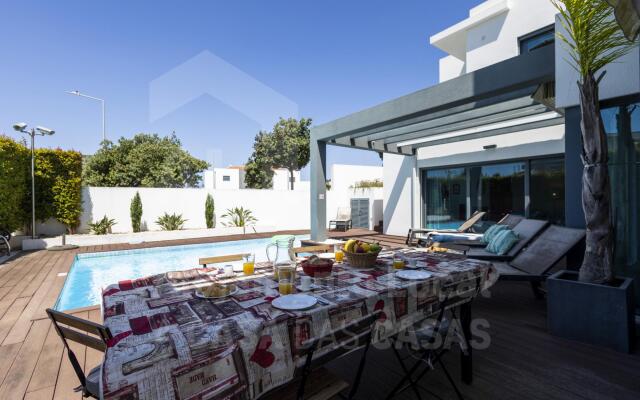 Aqua Villa by Acasadascasas