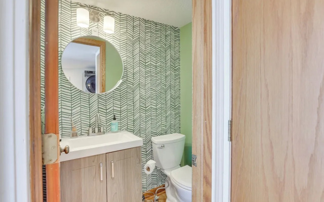 Patio & Lake Views: Family-friendly Canton Retreat