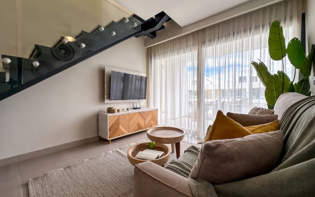 4 Bedroom Beach Penthouse w Private Rooftop