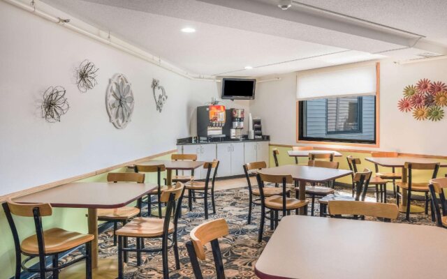 Econo Lodge Duluth near Miller Hill Mall