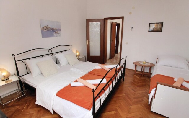 Amazing Home in Okrug Donji With 5 Bedrooms