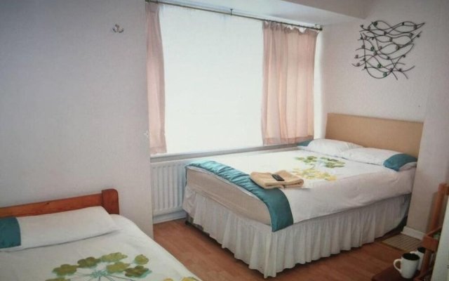 "room in Guest Room - Family Room Sleeps 3 With 1 Double and 1 Single bed Ground Floor Private Shower"