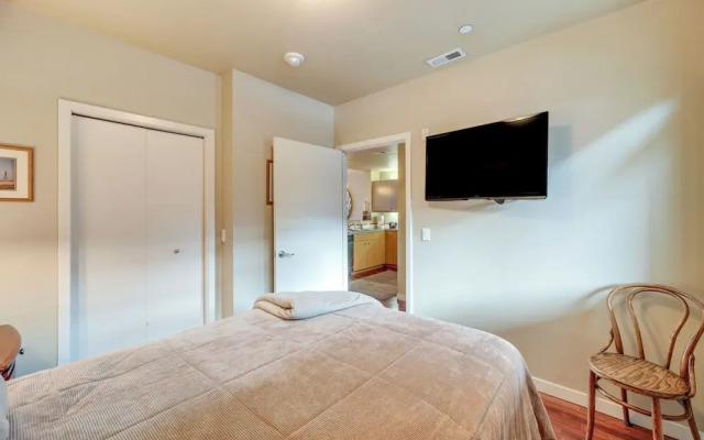 Resort Getaway on Lake Chelan: Pool + Beach Access