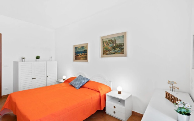 Lungomare Ciclopi Apartments With Balconies And Parking