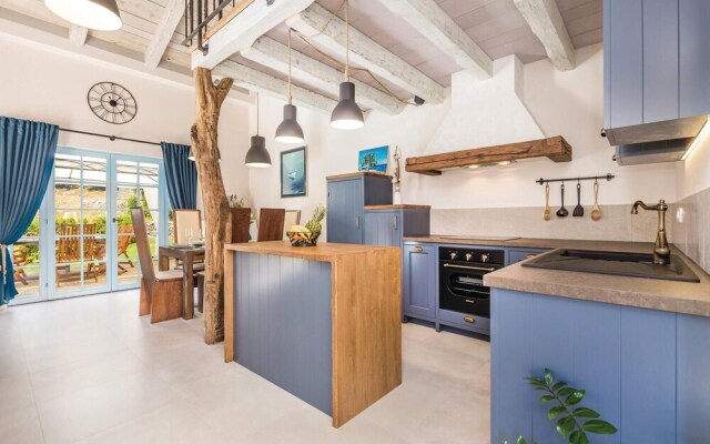 Stunning Home in Jurdani With Wifi and 2 Bedrooms