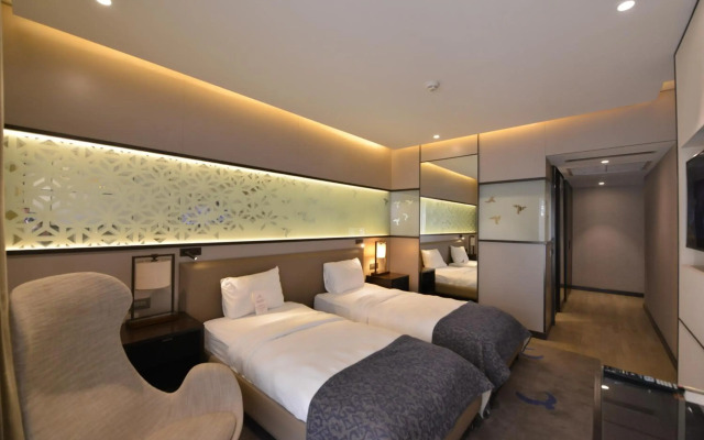 Waxwing Hotel