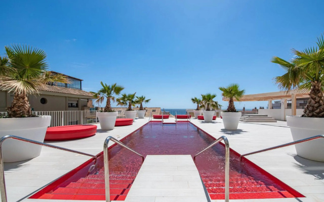 Unique 2 bedroom unit with pool near beach