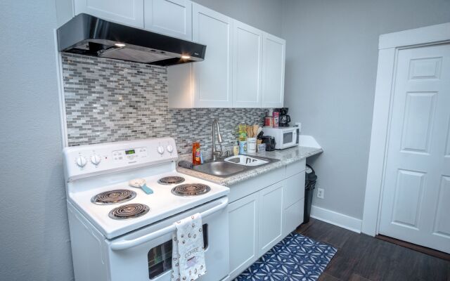 Remodeled Historic 1BR 1BA House Near Downtown