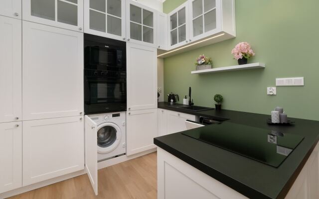 Green Apartment Piotrkowska by Renters