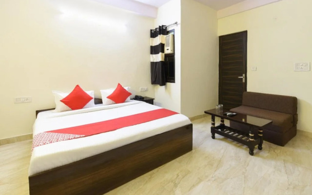 OYO 22394 Club Residency