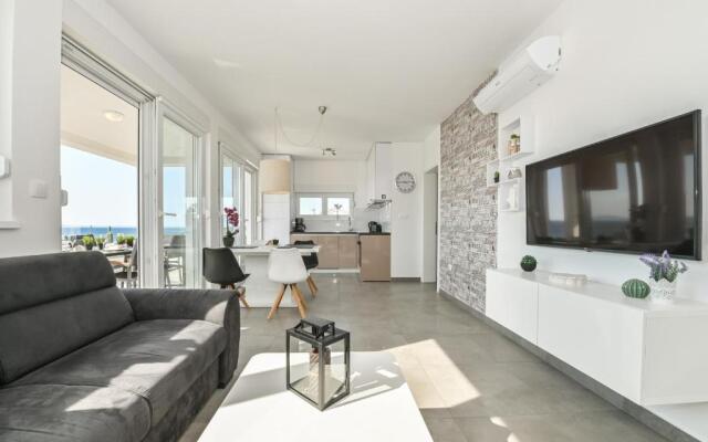 Funtastic C Apartments for 12, Private & Heated Pool