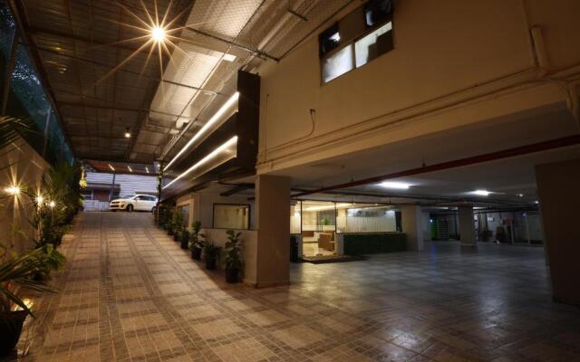 Royal Plaza Suites by RAK Rooms