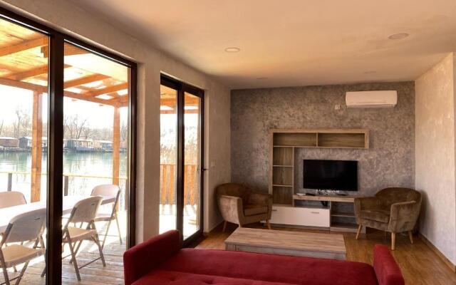 Lake River House Ada Bojana