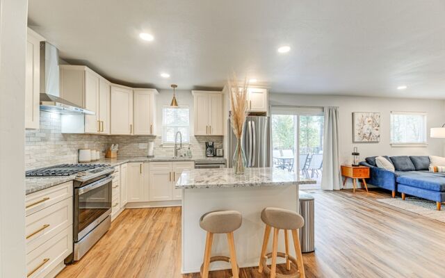 Delightful Grants Pass Home With Hot Tub!