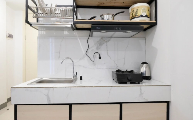Cozy Stay Studio Apartment With Access To Mall At Supermall Mansion – Kitchen – Surabaya