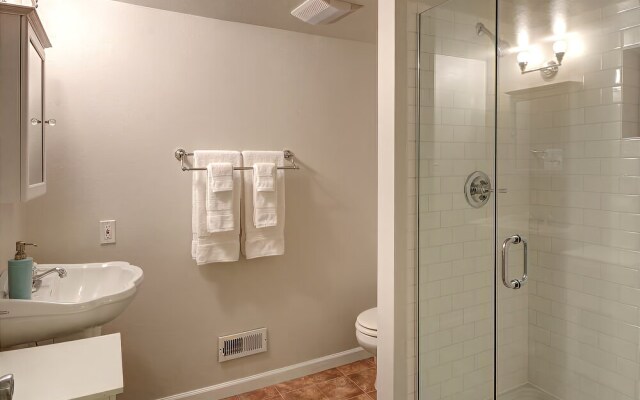 Alki Beach House - Three Bedroom Home with Fireplace
