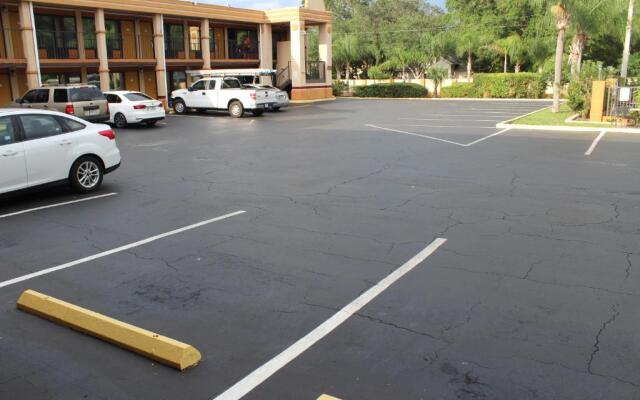 Tampa Inn - Near Busch Gardens