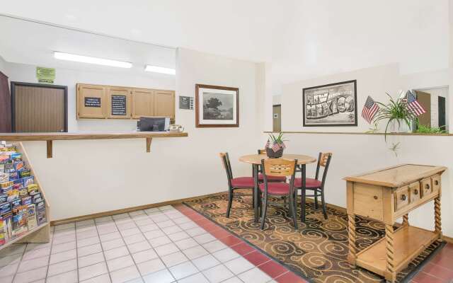 Super 8 by Wyndham Bloomfield