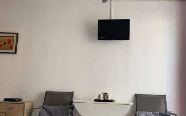 Agréable Studio, belle terrasse, Parking privé, 2 étoiles