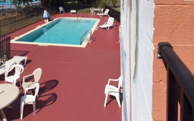 Econo Lodge North