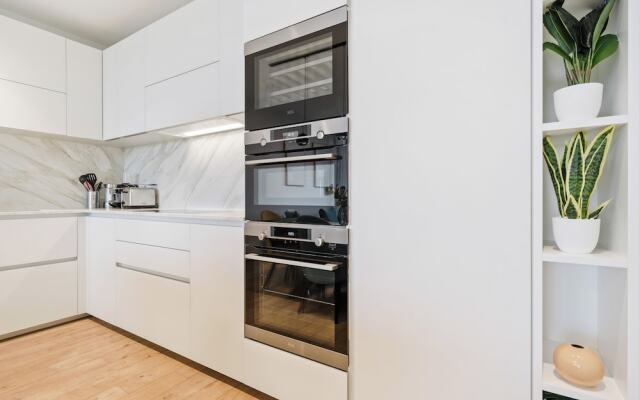 Stylish Luxurious Apt w Pool & Gym ID214