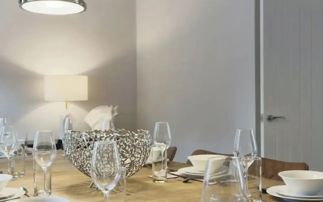 Deluxe 7 Bedroom Property in Solihull