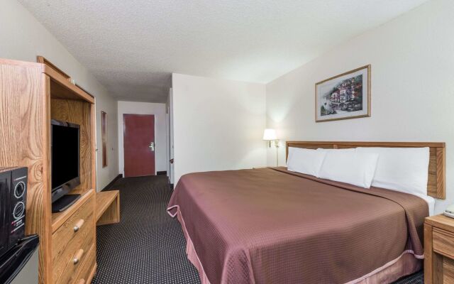 Baymont by Wyndham Iowa Lake Charles