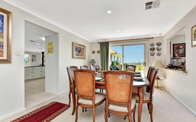 Noble Willow Estate Lovedale. Super Spacious, with views and pool