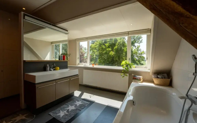 Het Voorhuis van de Oude Boerderij aan de Friese Meren met Eigen Steiger